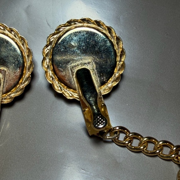 Vintage Faux Pearl & Gold Tone Sweater Guard Cardigan Clip - Picture 7 of 9